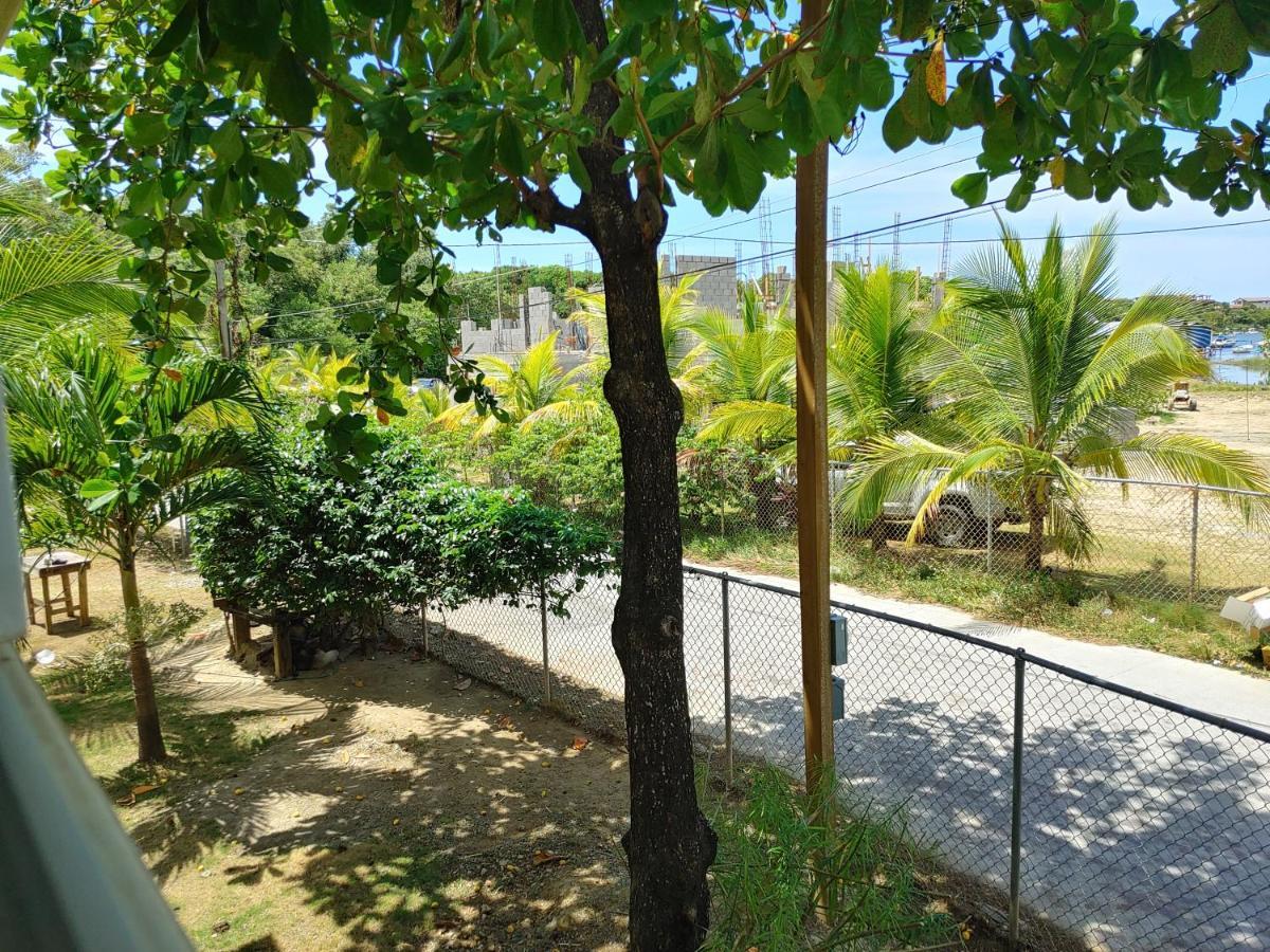 Single-Family Home With Gated Tropical Yard West End Exterior foto